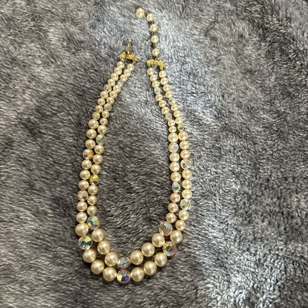 Elegant Gold and Silver Pearl Necklace